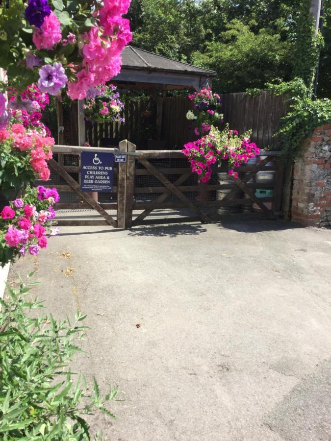 The Bell Inn Солсбъри Екстериор снимка