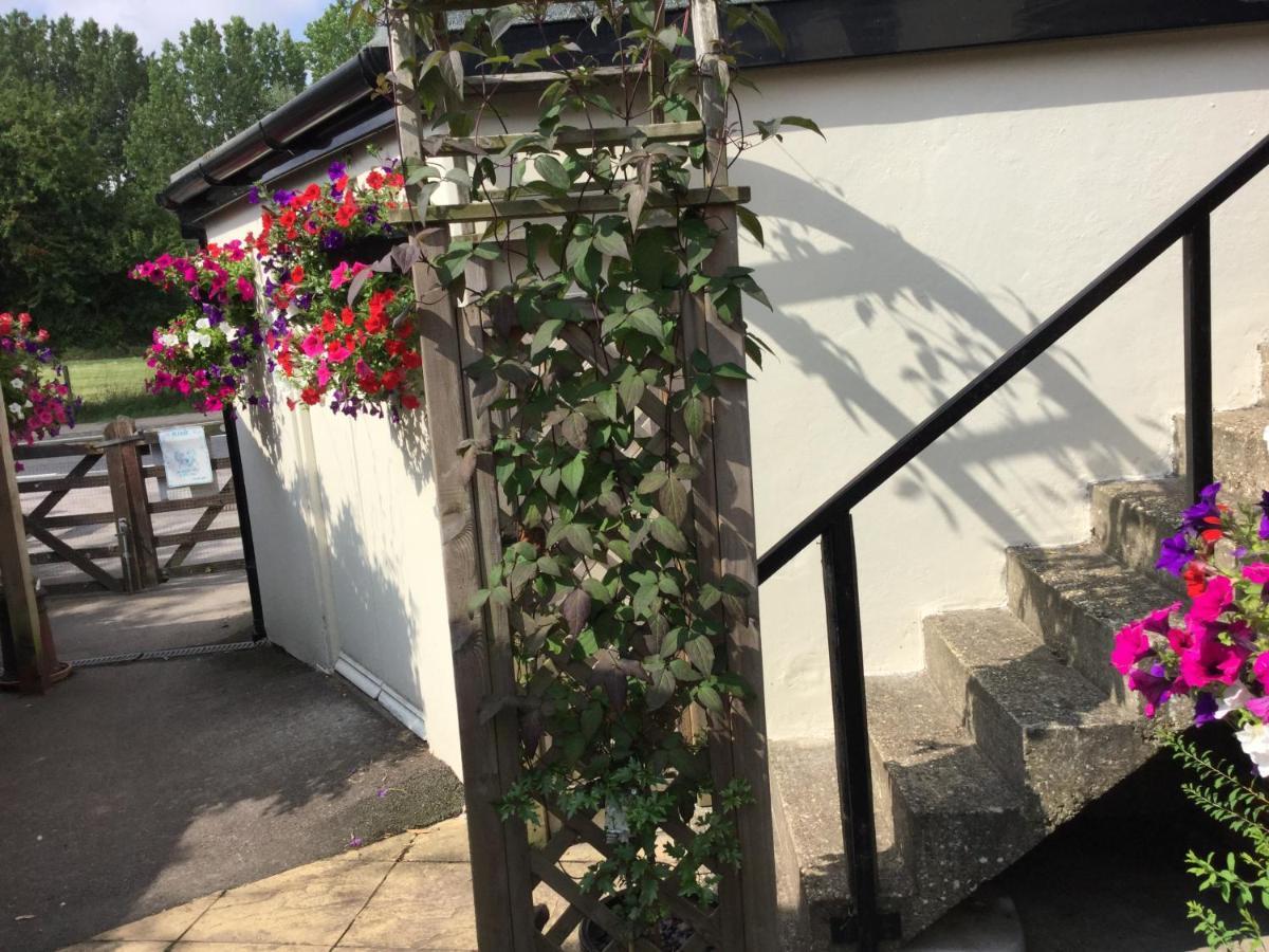 The Bell Inn Солсбъри Екстериор снимка